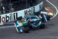 1994 Ausztrália - Az idény zárófutama. Schumacher t (Benetton) a 35 körben utolérte Damon Hill (Williams), a brit megpróbálta megelőzni a német, aki viszont ráhúzott ellenfelére.  Mindketten kiestek a versenyből, így Schumacher egy ponttal megelőzve ellenfelét lett világbajnok.