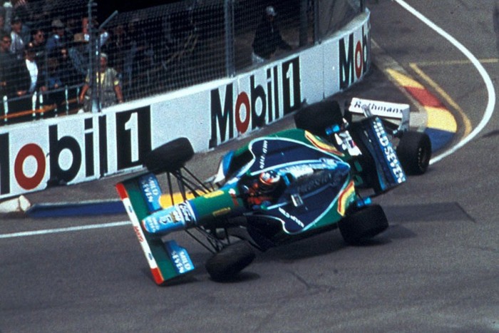 Így nyert hét bajnoki címet Schumacher 2 1994 Ausztrália - Az idény zárófutama. Schumacher t (Benetton) a 35 körben utolérte Damon Hill (Williams), a brit megpróbálta megelőzni a német, aki viszont ráhúzott ellenfelére. Mindketten kiestek a versenyből, így Schumacher egy ponttal megelőzve ellenfelét lett világbajnok.