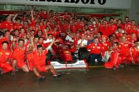 2000 Japán - Az év utolsó előtti versenye. Négy küzdelmes év után Schumacher a Ferrarival is révbe ért, 21 év után újra egyéni bajnoki címet ünnepelhetett az olasz csapat. Igaz, hogy négy futamon kiesett, de kilencet megnyert. Häikken volt elsőszámú ellenfele.