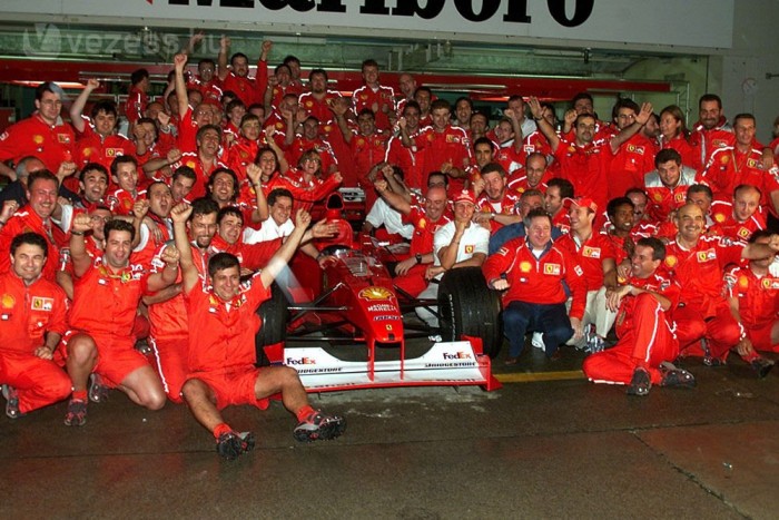 Így nyert hét bajnoki címet Schumacher 4 2000 Japán - Az év utolsó előtti versenye. Négy küzdelmes év után Schumacher a Ferrarival is révbe ért, 21 év után újra egyéni bajnoki címet ünnepelhetett az olasz csapat. Igaz, hogy négy futamon kiesett, de kilencet megnyert. Häikken volt elsőszámú ellenfele.