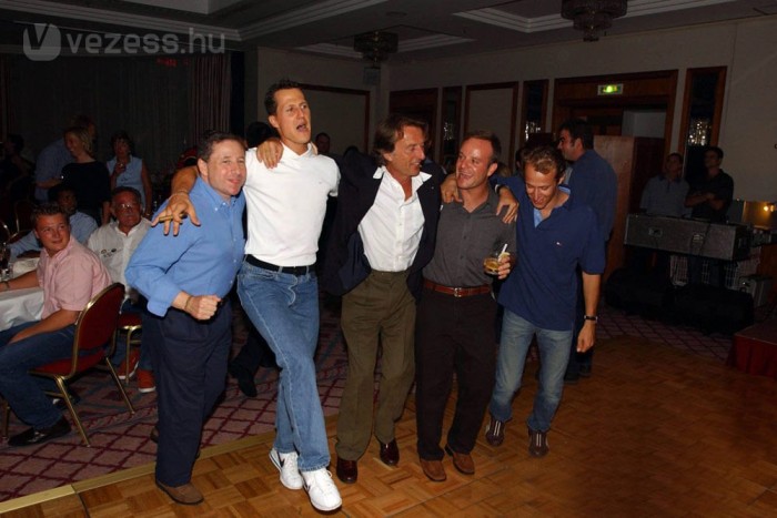 Így nyert hét bajnoki címet Schumacher 5 2001 Magyarország - Ebben az évben ismét hengerelt a Ferrari Schumacherrel, kilenc futamot nyert meg. Négy futammal a vége előtt, már Magyarországon ünnepelhette negyedik bajnoki címét. Az évet hatalmas fölénnyel, 58 pontos előnnyel zárta. Coulthard végzett másodikként mindössze 65 ponttal.