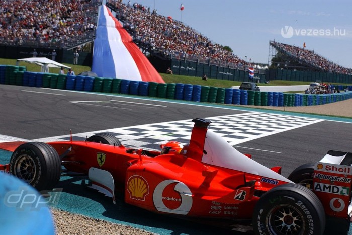 Így nyert hét bajnoki címet Schumacher 6 2002 Franciaország - A Schumacher év. Minden futamon dobogón állt, 11-et meg is nyert. Nem meglepő, hogy minden korábbinál hamarabb, már hat futammal az évad vége előtt megszerezte a világbajnoki címet.