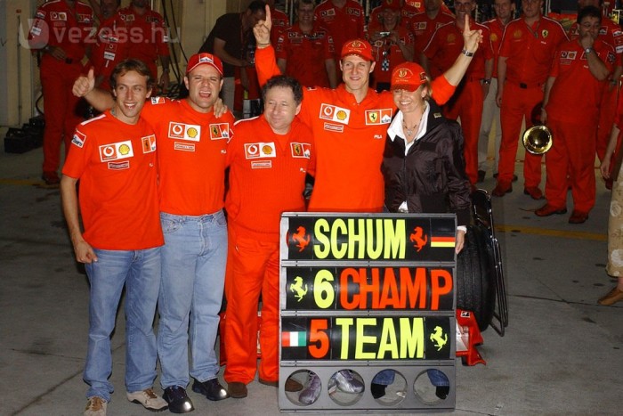 Így nyert hét bajnoki címet Schumacher 7 2003 Japán - Korábbi fölénye miatt új pontrendszert vezettek be, de e nélkül is nehezebb dolga volt. Nyolc különböző pilóta nyert futamot az idényben. Fő ellenfele ekkor Kimi Räikkönen volt, akit végül két ponttal előzött meg, köszönhetően csapattársának, Rubens Barrichellónak. A brazil megnyerte az évadzáró futamot, Räikkönen előtt, miközben Schumacher csak nyolcadik lett. 2003-ban Schumacher hat futamot nyert, többet mint ellenfelei.