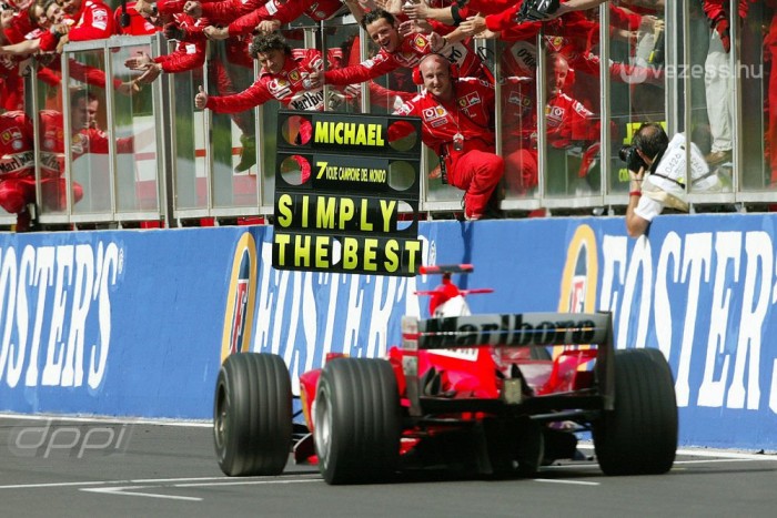 Így nyert hét bajnoki címet Schumacher 8 2004 Belgium Nem volt kérdés a hetedik bajnoki cím megszerzése, miután Schumacher 18-ból 13 futamot megnyerte, az első 12-öt zsinórban. Ezzel megdöntötte 2002-es rekordját is, amikor 11 futamot nyert egy idényben. A címet négy futammal vége előtt Belgiumban biztosította be, amikor Kimi Räikkönen mögött és Rubens Barrichello előtt második lett.