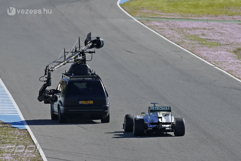 F1: Az első tesztnapon jön az új Mercedes 14