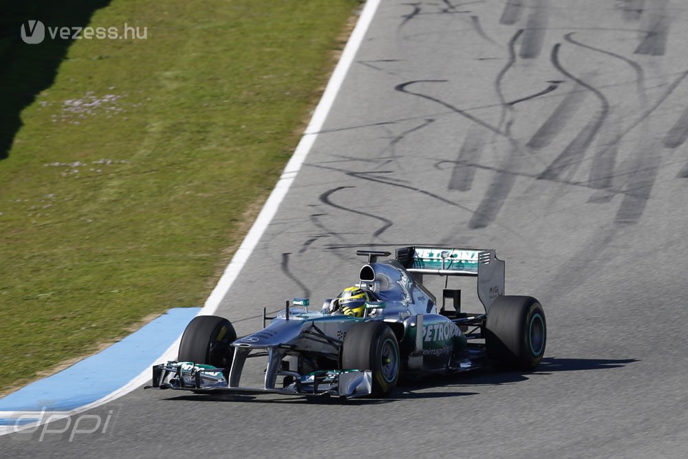 F1: Az első tesztnapon jön az új Mercedes 15