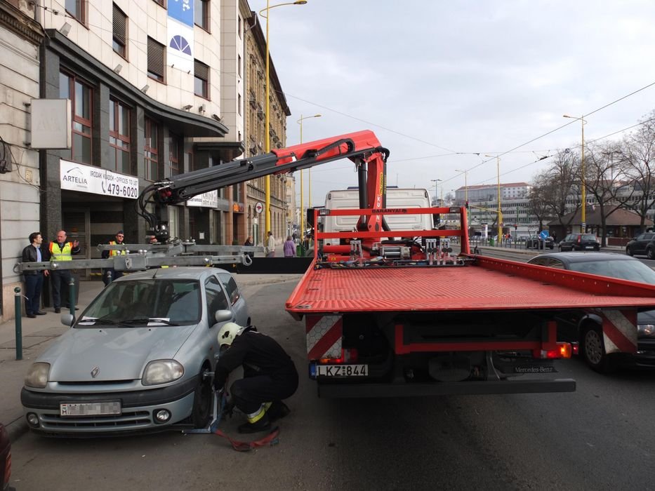 Elfér itt egy ukrán rendszámos Q7-es Audi is