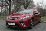 Lenyűgöző tudású autó az Opel Ampera, amely meghökkentő hülyeségei ellenére valószínűleg a jövő életképes megoldása a tőle környezetszennyezőbb benzin-dízel motoros, és a korlátozott hatótávú elektromos autók helyett.