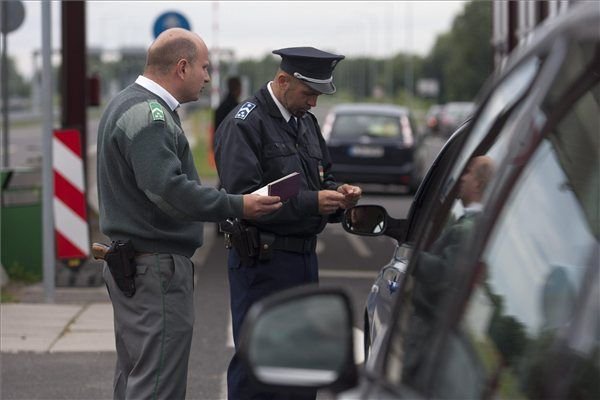 Több száz új autót vesz a rendőrség 4