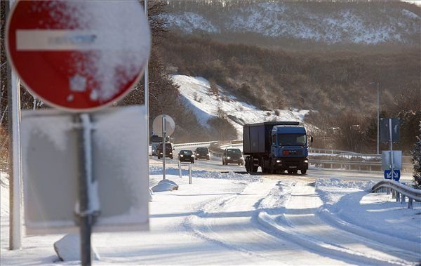 47 km forgalommal szemben az M1-esen 6