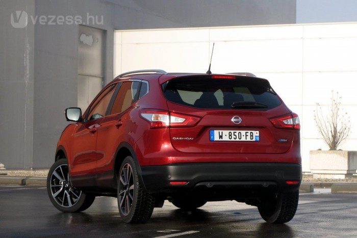 Vezettük az új Nissan Qashqait 2 Hosszabb (+47 mm) szélesebb (+20 mm) és alacsonyabb (-15 mm) az új Qashqai a réginél, ezért a típus egész kiállása megváltozott. A tengelytáv 16 milliméterrel nagyobb