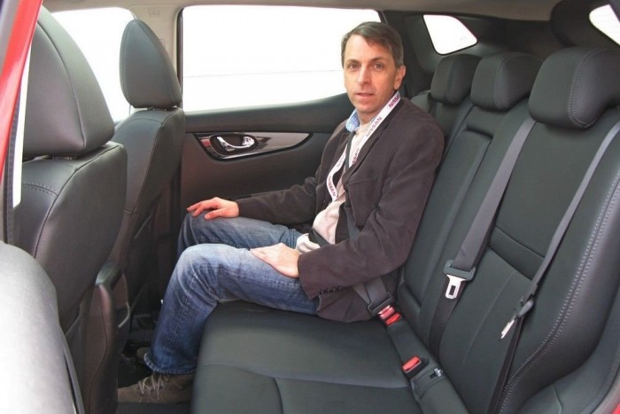 Vezettük az új Nissan Qashqait 4 Nagyobb belül az új Qashqai, mint a régi volt. Hosszában és széltében is több a hely és a belmagasság is nőtt. Én, a 165 centimmel elveszek benne, de higgyék el, még 185 centiseknek is kényelmes. Ráadásul még akkor is, ha elöl is egy akkora személy ül