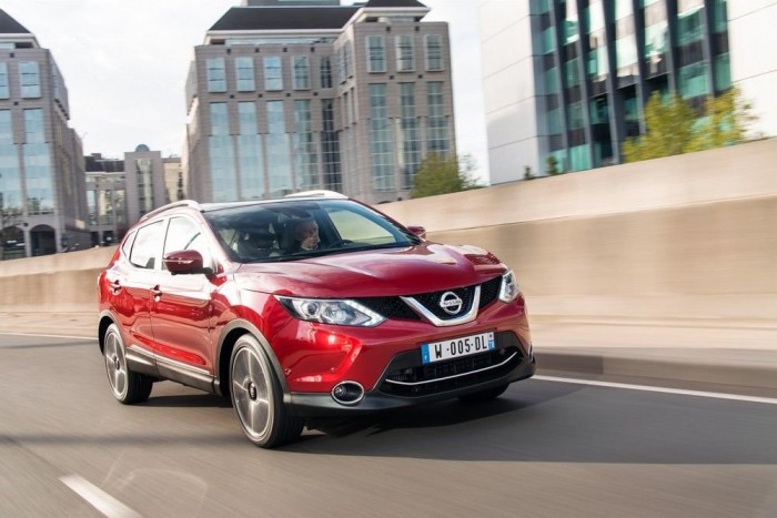 Vezettük az új Nissan Qashqait 6 Feszesre hangolták az első MacPherson és a hátsó - az egyetlen összkerékhajtású modell kivételével - csatolt lengőkaros felfüggesztést. Ez jót tesz a vezethetőségnek és az úttartásnak, a rugózási kényelemnek azonban nem használ