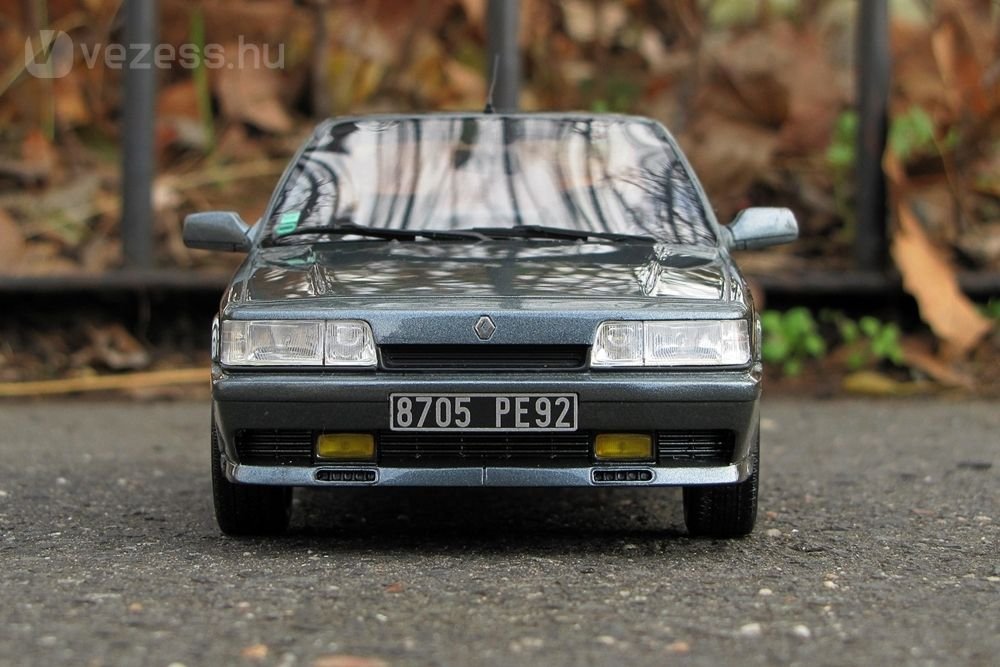 Történelmi utalás a sárga ködlámpa, stílusos a régies, francia rendszám