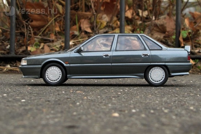 Első ránézésre egy vonalzóval rajzolt, négyajtós, pedig sok finomság akad a formán