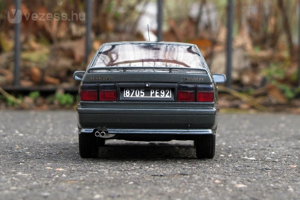 Diszkrét szárny, dupla kipufogó és Turbo felirat utal az orrában dolgozó 2,0 literes, négyhengeres, 175 lóerős turbómotorra