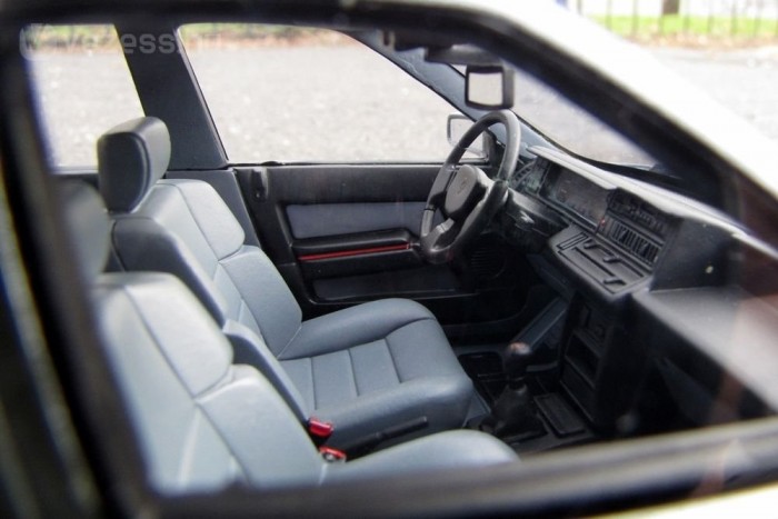 Puritán belső, a formák a lábtér felé haladva lesznek egyre elnagyoltabbak