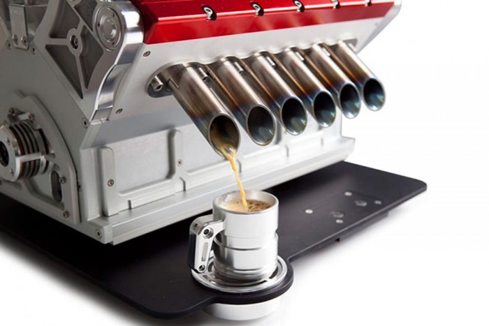 Összesen 500 darab készül az "Espresso Veloce Serie Titanio V12" névvel fémjelzett kávégépből, ami 10 800 euróba kerül. Az évekkel ezelőtti Forma-1-es motorok dizájnja ihlette az egyedi gépet, amiből V8-as változat is elérhető.