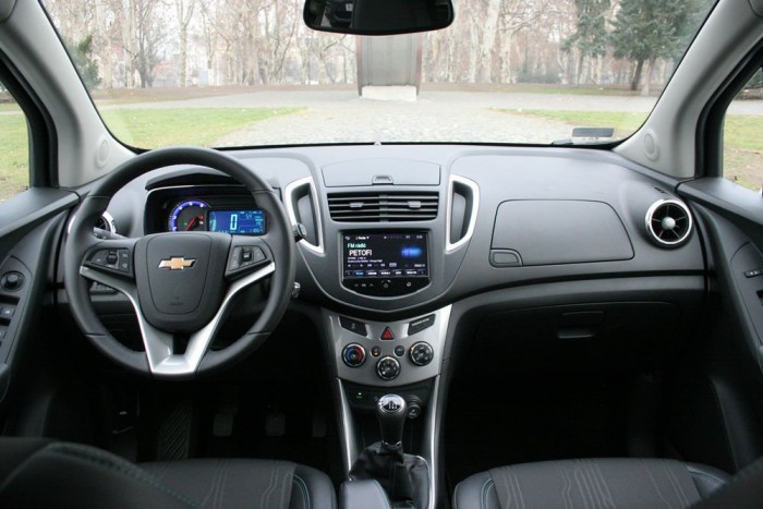 Semmi különlegeset nem nyújt, az anyagok egyszerűek, a formák megszokottak. 