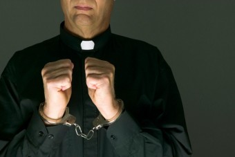 Saját hívét gázolta el a részeg pap