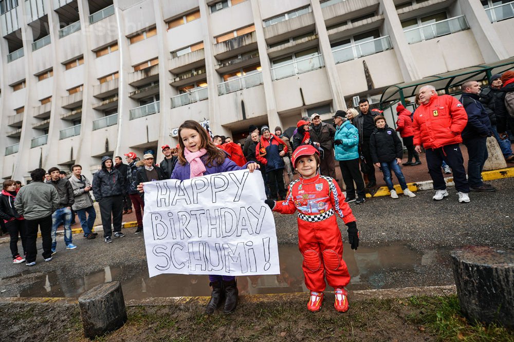 Így ünnepelték Schumit a kórház tövében 12