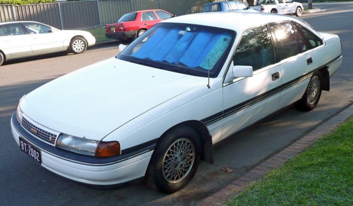 Toyota-minőség egy francia autótól? 2 Ez az Opel Senator B-ből készült Toyota Lexcen. Az emblémacsere ritkán használ egy márkának, mert egy másik gyártó más értékei alapján nem tud olyan autót csinálni, ami igazán passzol egy jól felépített márkaképbe. De ennél fontosabb néha betölteni egy lyukat a kínálatban saját modell kifejlesztése és egy gyár felszerszámozása nélkül.