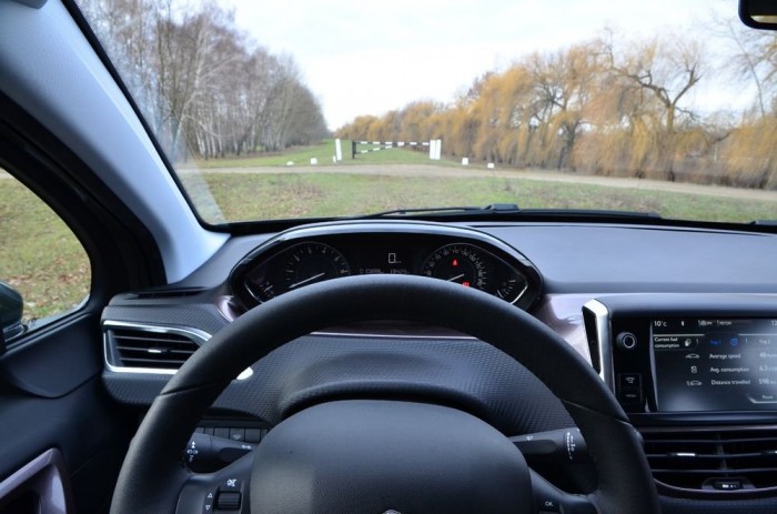 Próbáltam vezetői szemszögből fényképezni, és látszik, hogy bizony csúnyán betakar a kormány a műszerfalba.