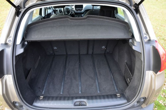 A csomagteret elrejtő fedél felhajtható és kivehető.