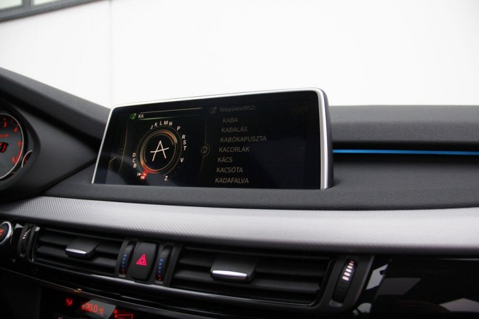10,25 colon ömlik felénk az információ, az iDrive érintésérzékeny felületére írt betűinket pedig nagy pontossággal ismeri fel a rendszer.