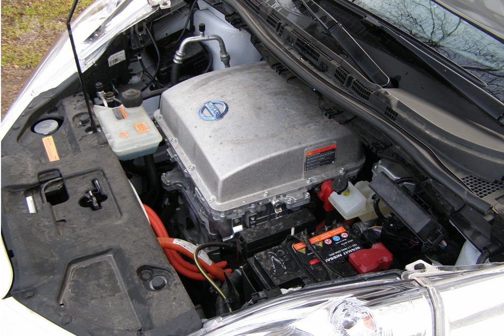A motortérbe integrált rendszer egyetlen egységben tartalmazza a töltőt, az invertert és magát motort.