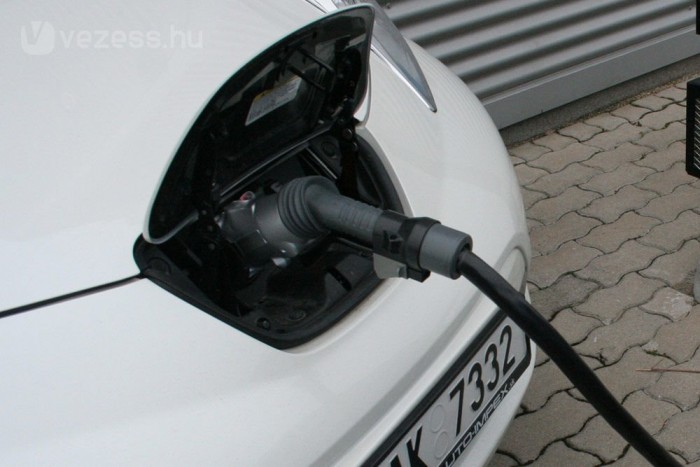 Teszten egy ismeretlen világ autója 8 | Vezess Az új modelleknél a töltő fedele immár távvezérléssel nyitható a kulcsfejen, illetve az utastérben található kapcsoló segítségével, és egy apró LED lámpa segít megtalálni az aljzatot éjszaka vagy földalatti parkolóhelyen.