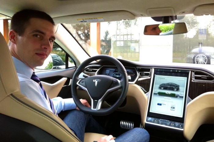 iPhone, négy keréken 6 | Vezess Nem hemzsegnek a gombok a műszerfalon, szinte mindent a hatalmas kijelzőn keresztül kezelhetünk