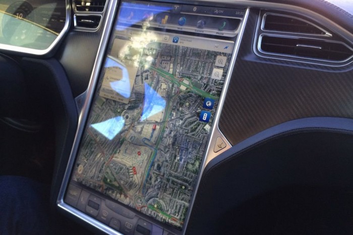 iPhone, négy keréken 9 | Vezess Teljes képernyős navigáció interneten keresztül, műholdképpel, forgalmi adatokkal