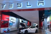 Tesla szalon Londonban egy plázában