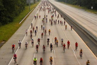 Az M1-esen kerékpározott egy férfi