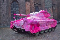 A rózsaszín, kötött lepellel letakart M24 Chaffee egy amerikai könnyű harckocsi volt, amit a második világháború kései szakaszában állítottak hadrendbe. Ezt a páldányt 2006-ban láthatta a közönség Dániában, a "TIME" (idő) elnevezésű művészeti kiállításon.