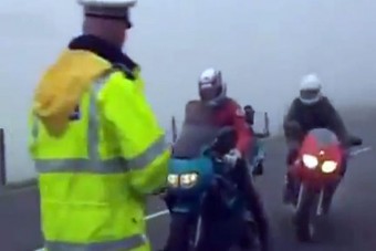 Gyorshajtó motorosok elé ugrott a rendőr