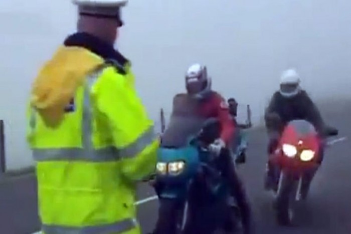 Gyorshajtó motorosok elé ugrott a rendőr