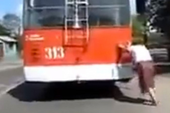 Öreg hölgy tolja a trolit, hihetetlen