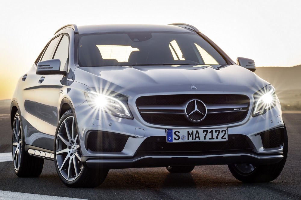 Novemberben koncepcióautó formájában megszellőztette, ma reggel pedig hivatalosan is bemutatta legújabb sportmodelljét a Mercedes. A 360 lóerős GLA egyedülálló ajánlat a piacon.