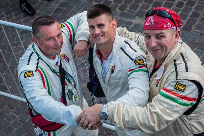 Peterhansel vezet, quadosunk elszállt a Dakaron