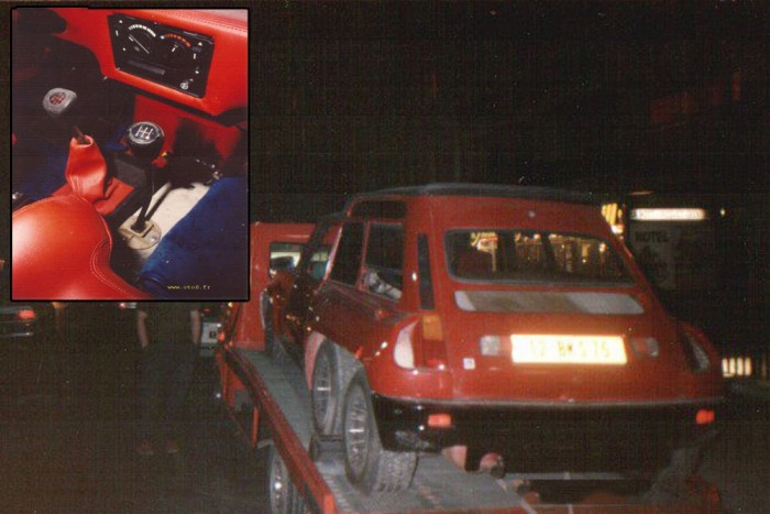 Hatkerekű szörnyeteg, Renault logóval 9 | Vezess Született olyan is verzió is aminek nem csak kerekből volt több a kelleténél, motorból is rögtön kettő kapott. Elől a Renault 5 Alpine, durván 135 lóerős motorja volt beépítve, hátulra pedig a legendás Renault 5 Turbo blokkja, ami 160-180 lóerőt teljesített, generációtól függően. A két különálló erőforráshoz természetesen két váltó is párosult, hiszen másként nehéz lett volna szinkronba hozni a működésüket. Sajnos ez a változat állítólag tűz áldozata lett, és teljesen megsemmisült.