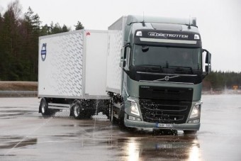 A Volvo trükkösen fékezi a teherautókat