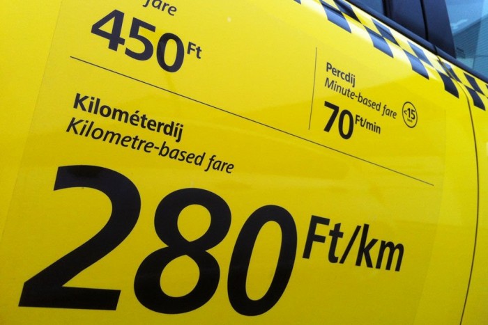 Így működik a budapesti taxismaffia 4 A fix tarifát megkapták számos új költséggel együtt. A jelentős drágulás miatt kevesebb lett az ügyfél, miközben többe kerül a taxizás
