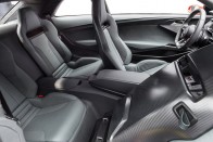 Masszív oldaltartású, felfújható párnázatú sportülések kemény hátoldallal és szövetfüllel előre buktatható mechanikával - a leírás az Audi TT sajtóanyagából származik, a kép a Audi Sport Quattro Conceptet ábrázolja.