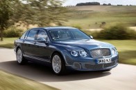 A 2012-es Bentley Continental Flying Spur alapára több, mint 110 millió forint. Motorháza alatt pedig 6,0 literes, W12-es, két turbóval lélegeztetett motor lapul, 600 lóerővel.