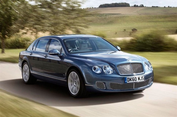 A 2012-es Bentley Continental Flying Spur alapára több, mint 110 millió forint. Motorháza alatt pedig 6,0 literes, W12-es, két turbóval lélegeztetett motor lapul, 600 lóerővel.