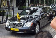 A 2008-as Maybach 62-ben egy 6,0 literes V12-es motorral dolgozik, és az ára 400 ezer euró környékén mozog, ami mintegy 120 millió forint. Persze a királyi változat ennél biztosan jócskán drágább, a biztonsági csomagnak köszönhetően.