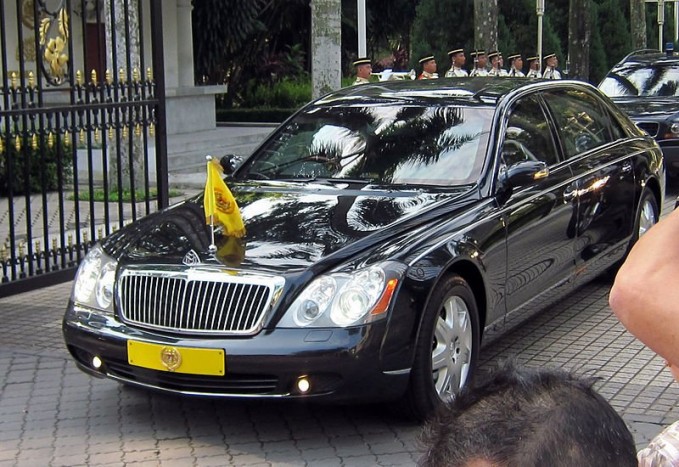 A 2008-as Maybach 62-ben egy 6,0 literes V12-es motorral dolgozik, és az ára 400 ezer euró környékén mozog, ami mintegy 120 millió forint. Persze a királyi változat ennél biztosan jócskán drágább, a biztonsági csomagnak köszönhetően. 