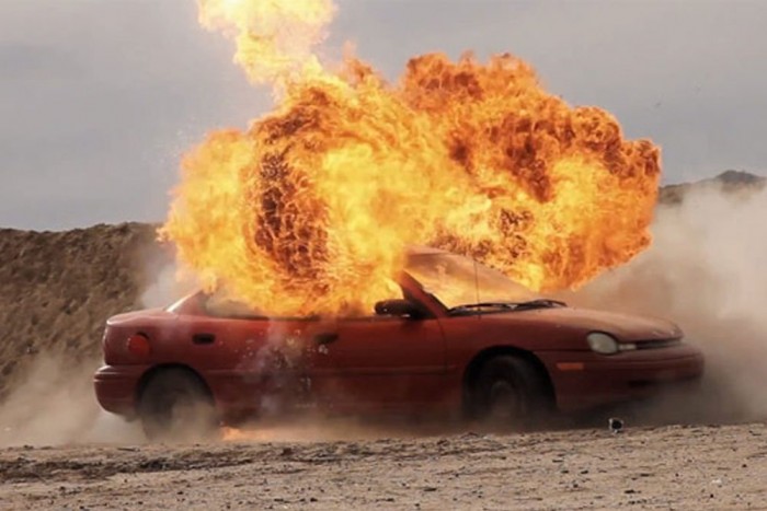 Így tépi szét egy ragadozó az autót